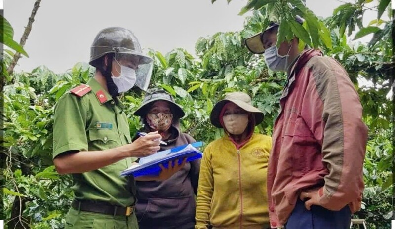 Lực lượng chức năng tuyên truyền cho bà con về phòng, chống trộm cắp cà phê. Ảnh: CACC