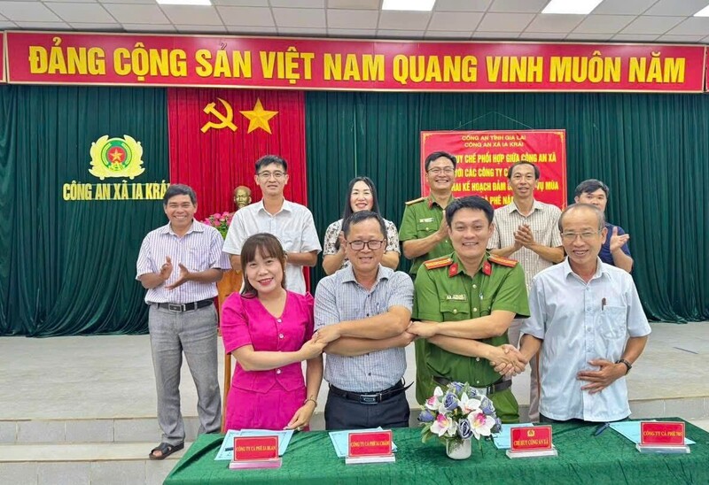 Công an xã Ia Krái ký kết quy chế phối hợp giữa Công an xã với các công ty cà phê trên địa bàn. Ảnh: CACC