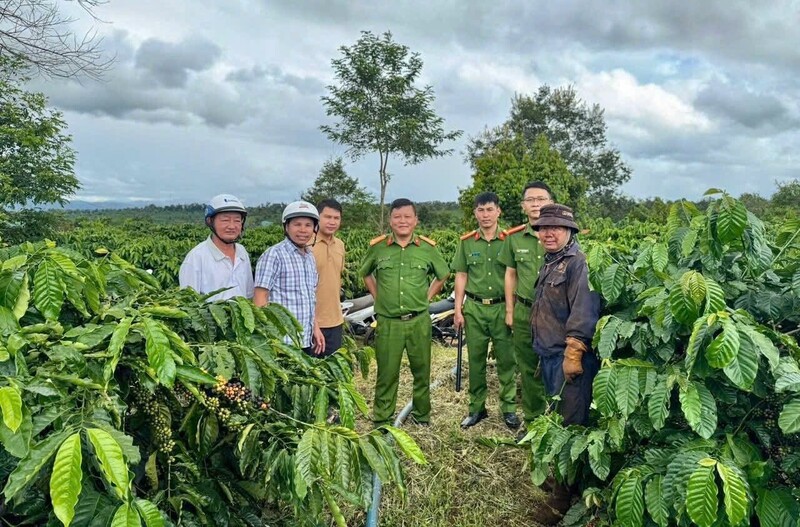 Công an xã Ia Hrung tuyên truyền cho người dân bảo vệ cà phê trước nạn trộm cắp. Ảnh: CACC