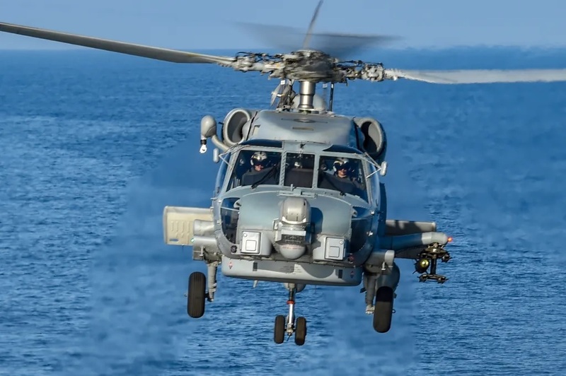 Combinando velocidade, tecnologia de sensores e armamento avançado, o MH-60R Seahawk tornou-se um símbolo do poder naval dos EUA. Foto: Marinha dos EUA