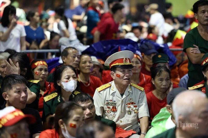 Những người cựu chiến binh hòa vào dòng người như một lời khẳng định, lịch sử không chỉ ở sách vở, mà còn đang sống động ngay trên những gương mặt đời thường. Ảnh: Hoàng Hoà