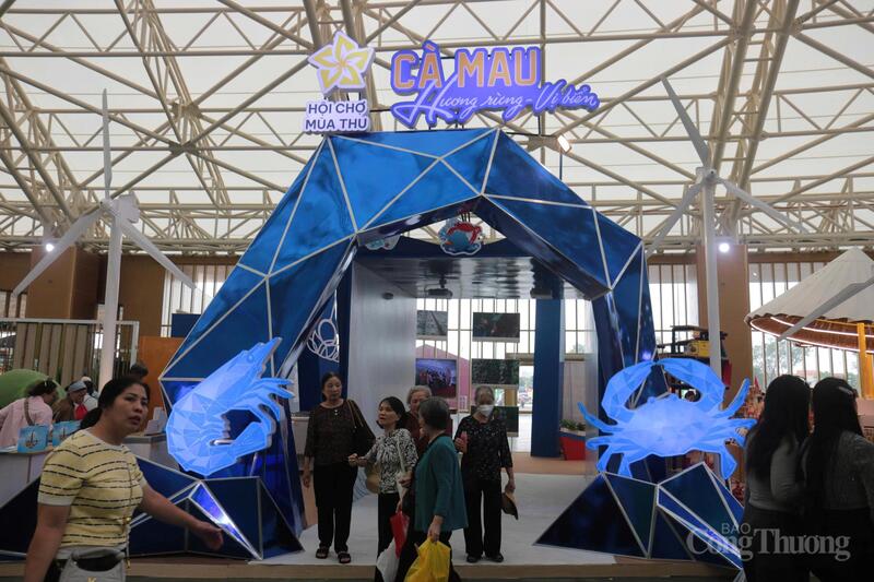 Không gian triển lãm tỉnh Cà Mau tại Hội chợ Mùa Thu 2025. Ảnh: CTV