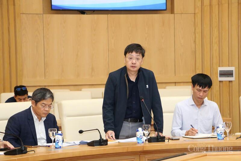 Ông Đặng Hải Dũng - Phó Cục trưởng Cục Đổi mới sáng tạo, Chuyển đổi xanh và Khuyến công phát biểu tại cuộc họp.