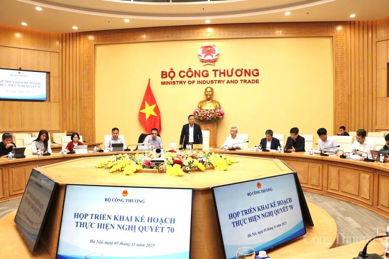 Cuộc họp có sự tham gia của đại diện các cục, vụ, viện, đơn vị chức năng thuộc Bộ Công Thương và đại diện các doanh nghiệp, tập đoàn, tổng công ty.