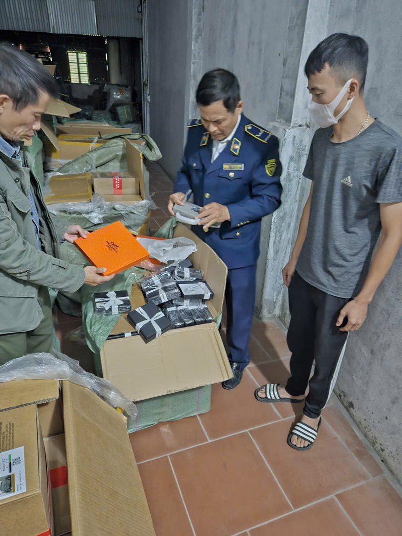 Lực lượng Quản lý thị trường lập biên bản tạm giữ toàn bộ số hàng hóa có dấu hiệu giả mạo thương hiệu để xác minh, làm rõ và xử lý theo quy định pháp luật.