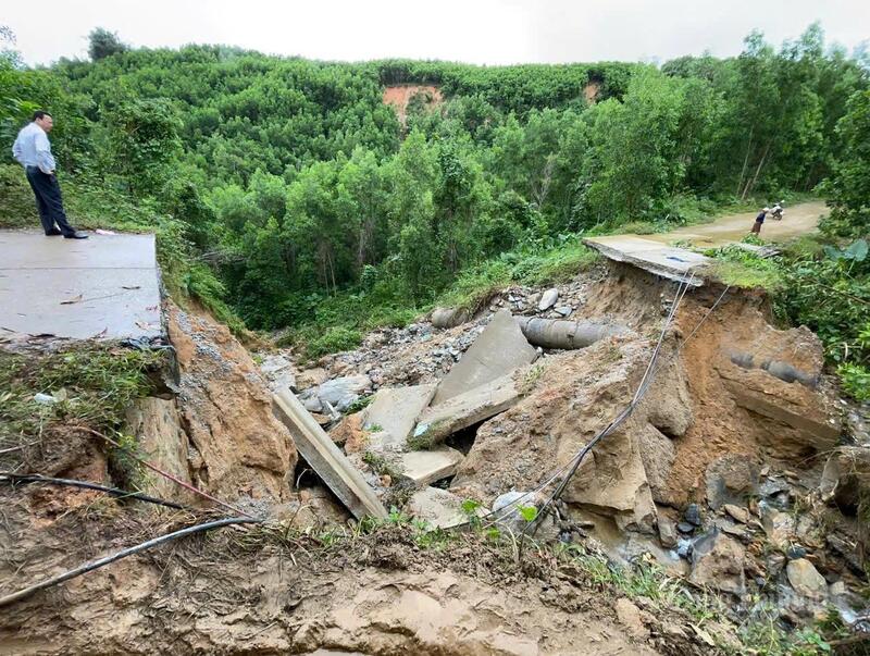 Tuyến đường ĐH8 đã bị sạt lở nghiêm trọng, nhiều đoạn tạo thành vực sâu gần 10m, cắt đứt hoàn toàn con đường