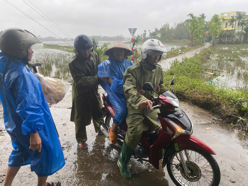 Tại xã ven biển Tam Xuân, ông Nguyễn Chí Dân, Chủ tịch UBND xã cho biết, ứng phó với bão số 13, xã thực hiện di dời 230 hộ/920 nhân khẩu đến các điểm trường học, nhà văn hóa, trụ sở cơ quan, công trình kiên cố. Ảnh: Xã Tam Xuân