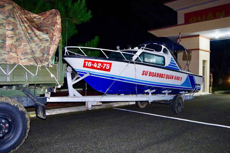 Sư đoàn 2 (Quân khu 5) chở cano đến tâm bão để phục vụ cho công tác cứu nạn cứu hộ.