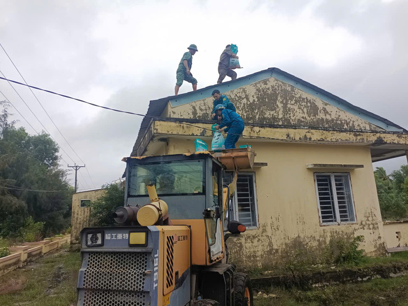 Lực lượng chức năng xã Tam Xuân chằng chống các công trình văn hóa, giáo dục trên địa bàn. Ảnh: Xã Tam Xuân