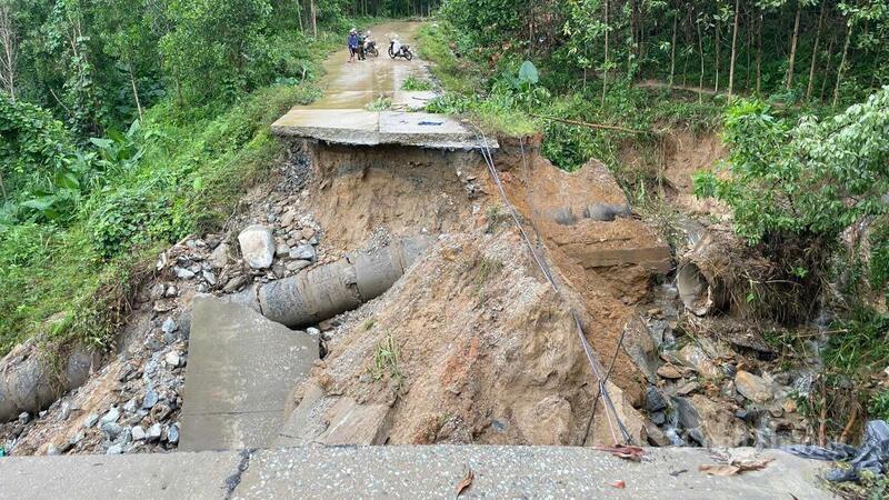 Đoạn đường bị cắt đứt hoàn toàn khiến cho việc đi lại của người dân vô cùng khó khăn