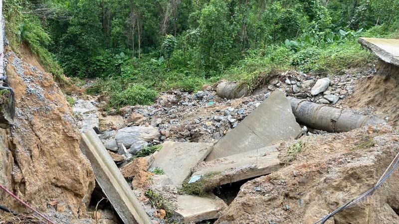 Toàn tuyến ĐH8 có hơn 40 điểm bị sạt lở nặng, trong đó có hơn 12 điểm bị cắt đứt hoàn toàn nền đường