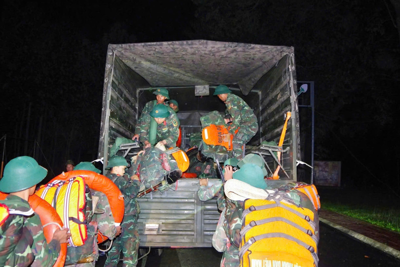 Sư đoàn 2 (Quân khu 5) chuẩn bị các vật dụng cần thiết để đảm bảo cho việc cứu hộ.