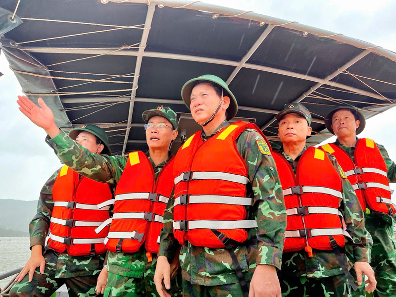 Trung tướng Lê Ngọc Hải - Tư lệnh Quân khu 5 trực tiếp kiểm tra công tác phòng, chống bão tại cảng cá Quy Nhơn.