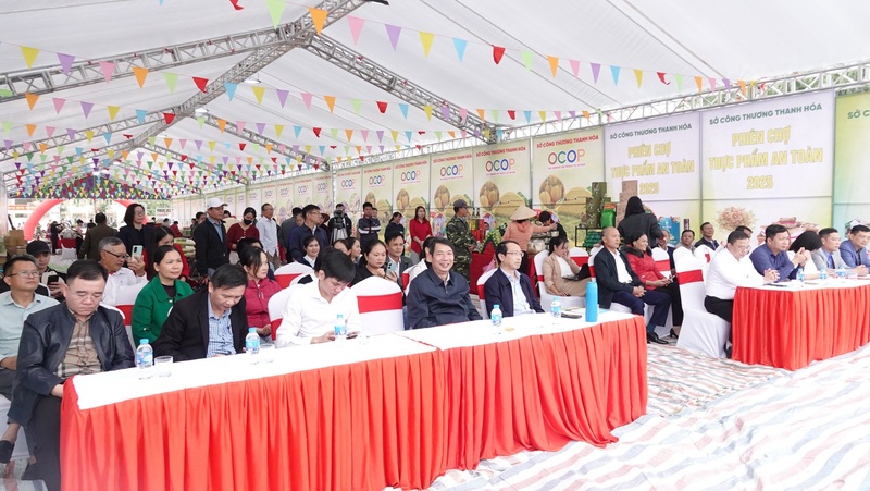 Các đại biểu tham gia khai mạc phiên chợ.