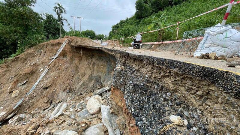 Con đường nhựa bị khoét sâu, hở hàm ếch rất nguy hiểm, tiề ẩn nguy cơ sạt lở khi tiếp tục mưa lớn