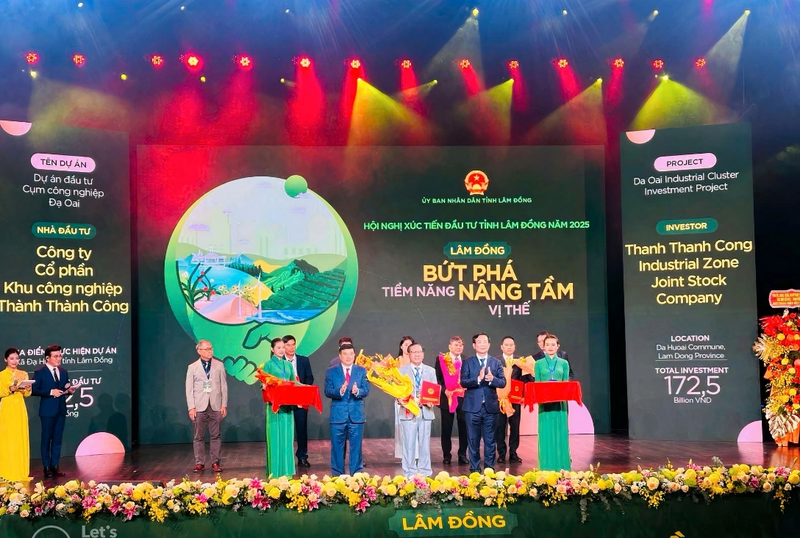 Lãnh đạo Tỉnh ủy, UBND tỉnh Lâm Đồng trao giấy chứng nhận đầu tư cho Công ty CP Khu công nghiệp Thành Thành Công