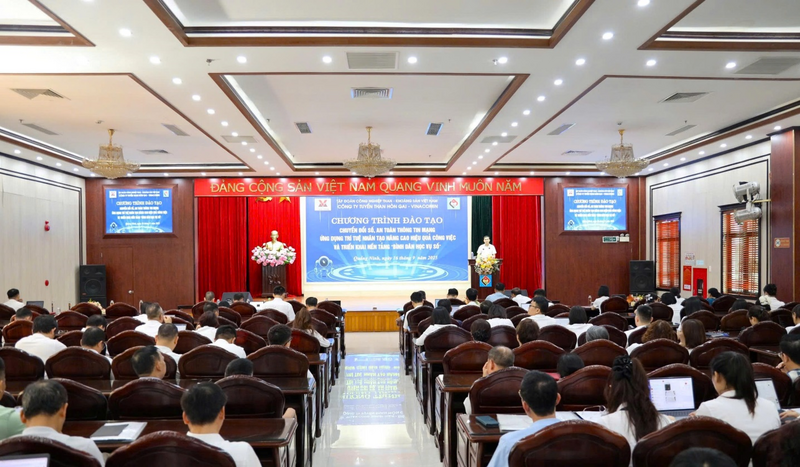 Công ty tổ chức nhiều lớp tập huấn trang bị kiến thức và kỹ năng công nghệ số cho cán bộ, công nhân viên đáp ứng yêu cầu.