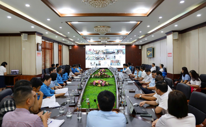 Nhiều cuộc họp trực tuyến tại Công ty với Tập đoàn và các đơn vị sản xuất.