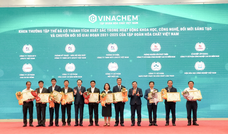 Hội nghị đã Vinh danh khen thưởng các tập thể có thành tích xuất sắc trong công tác KHCN, đổi mới sáng tạo và chuyển đổi số của Tập đoàn giai đoạn 2021-2025