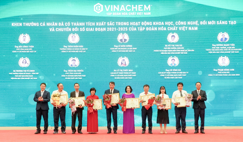 Hội nghị đã Vinh danh khen thưởng các cá nhân có thành tích xuất sắc trong hoạt động KHCN, đổi mới sáng tạo và chuyển đổi số của Tập đoàn giai đoạn 2021-2025