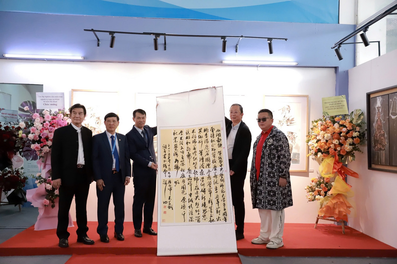 GS. Ngô Học Bân, Viện trưởng, Viện Mỹ thuật Đông - Tây Quảng Tây tặng quà thân tình đến nhà trường.