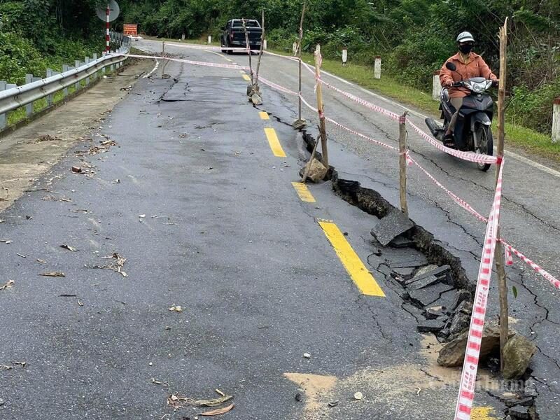 Một đoạn đường thảm nhựa bị sụt lún tạo thành vết nứt dài hàng chục mét