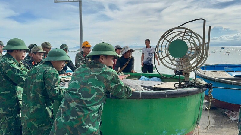 Cán bộ Đồn biên phòng Nhơn Châu giúp người dân neo đậu tàu thuyền về nơi an toàn.