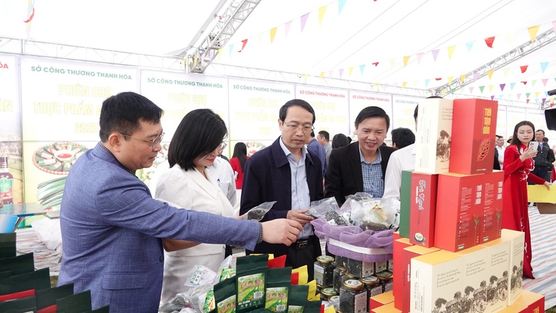 Đại diện Sở Công Thương Thanh Hóa cùng các đại biểu tham quan gian hàng Chè sạch Chính Hà.