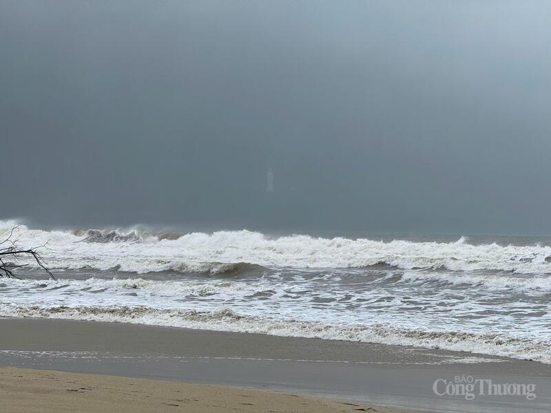 Đến chiều tối 6/11, tại khu vực biển trung tâm Đà Nẵng đã có sóng cao, biển động.