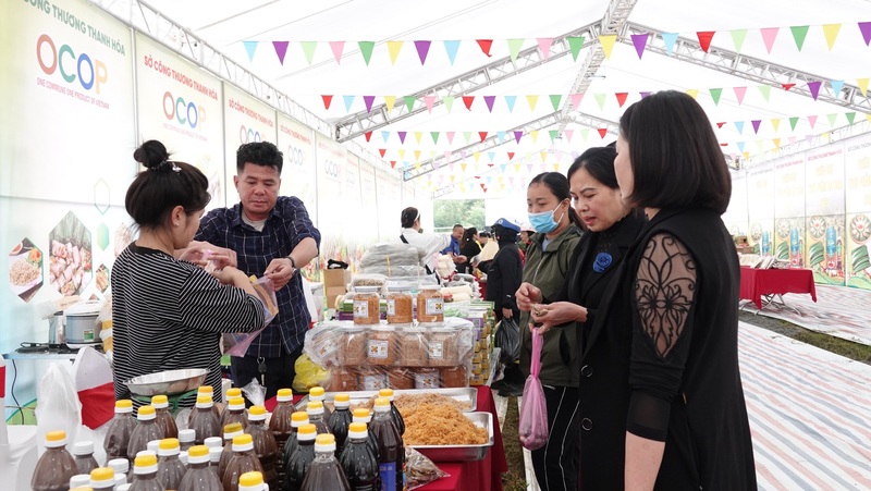 Người dân tham quan, mua sắm tại phiên chợ.