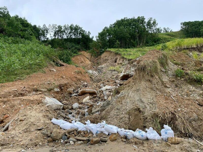 Ngọn núi bị chẻ làm đôi, tràn đất đá xuống phá tan tuyến đường