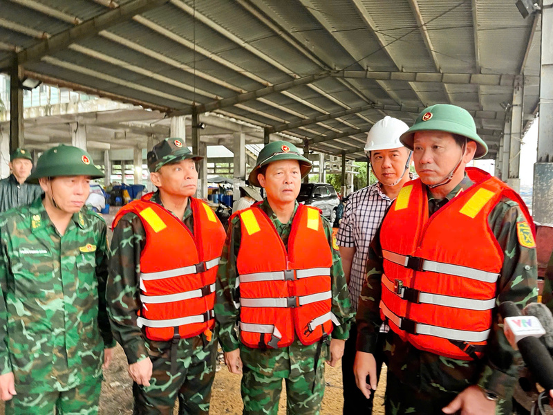 Trung tướng Lê Ngọc Hải (lề phải) - Tư lệnh Quân khu 5 trực tiếp kiểm tra công tác phòng, chống bão tại Trường Mầm non Phong Lan.