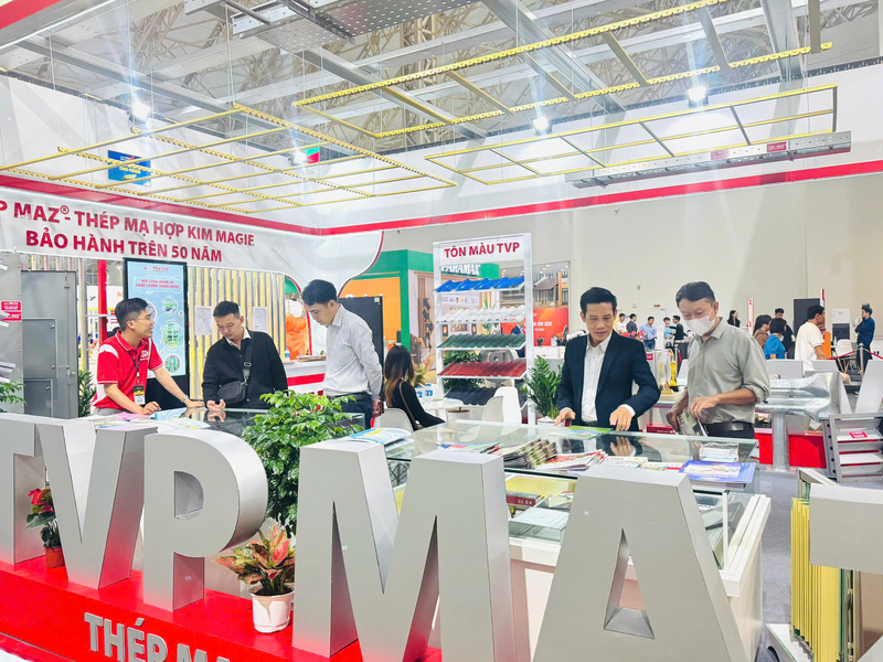 Ông Nguyễn Tuấn Khanh - Giám đốc kinh doanh giới thiệu về những sản phẩm chủ lực của công ty tới các khách hàng