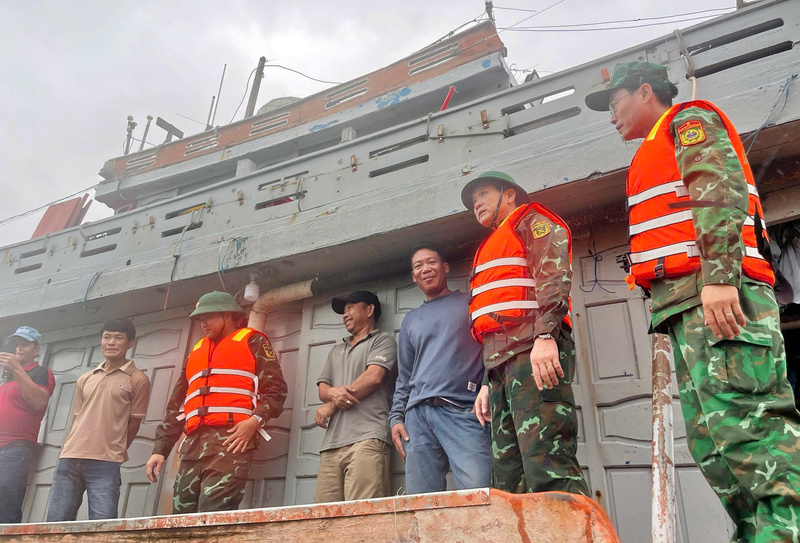 Bộ đội biên phòng Gia Lai vận động ngư dân lên bờ tránh trú bão.