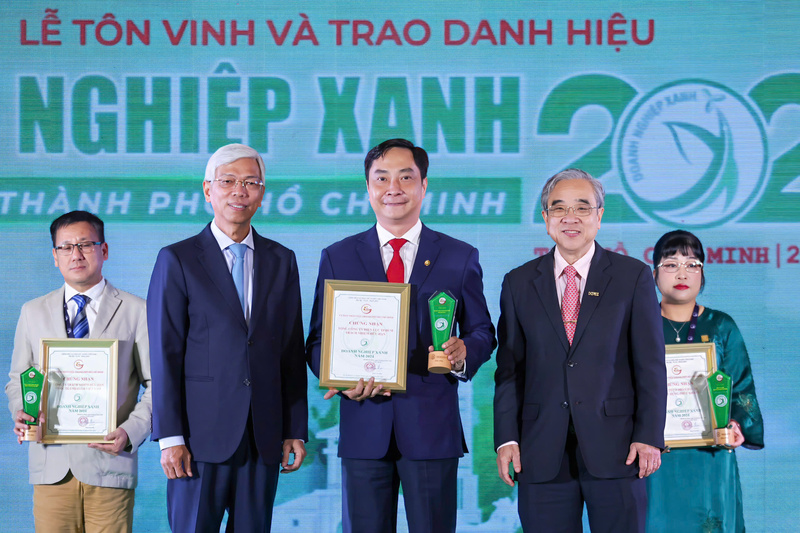 Lễ tôn vinh và trao danh hiệu doanh nghiệp xanh.