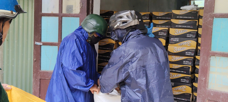 Chủ động dự trữ lương thực, thực phẩm ứng phó với bão số 13. Ảnh: Xã A Vương