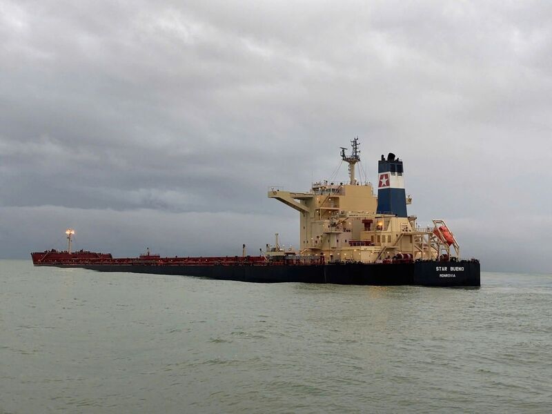 Đoàn công tác của Bộ Quốc phòng và Bộ Xây dựng yêu cầu tỉnh Quảng Ngãi chuẩn bị phương án cứu hộ, xử lý sự cố tràn dầu trong trường hợp xấu nhất cho tàu Star Bueno đang mắc cạn. Ảnh: Tuệ Lâm