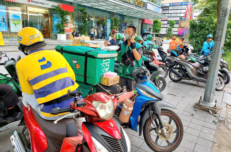 Theo định hướng của Sở Xây dựng TP. Hồ Chí Minh, kể từ năm 2026, tất cả tài xế đăng ký mới với các ứng dụng công nghệ sẽ bắt buộc sử dụng xe điện. Ảnh: Minh Khuê.