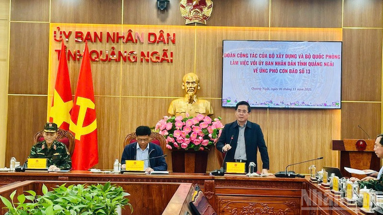 UBND tỉnh Quảng Ngãi đã huy động hơn 1.500 cán bộ, chiến sĩ, cùng hàng trăm phương tiện cơ giới, ca nô, thuyền cứu hộ, phối hợp chặt chẽ với các lực lượng tại chỗ, sẵn sàng cơ động ứng cứu khi có tình huống xấu xảy ra. Ảnh: Tuệ Lâm