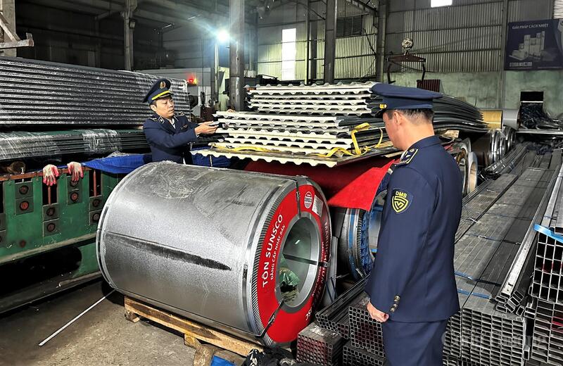 Sau mưa lũ, nhu cầu sử dụng mặt hàng vật liệu xây dựng của người dân tăng cao. Ảnh: Phúc Sơn