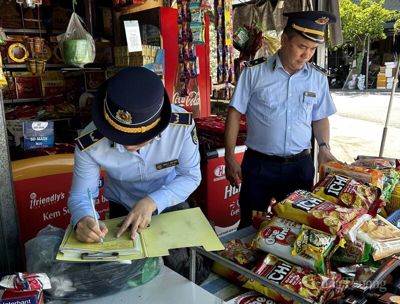 Lực lượng QLTT Hà Tĩnh quyết tâm không để bất kỳ đối tượng nào lợi dụng thiên tai để trục lợi trên khó khăn của cộng đồng. Ảnh: Phúc Sơn