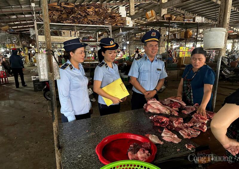 Thông qua công tác kiểm tra, đã có nhiều cơ sở bị nhắc nhở, cam kết không tăng giá bất hợp lý. Ảnh: Phúc Sơn