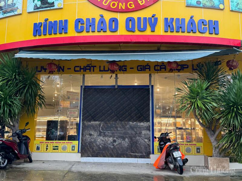 Một nhà hàng ven biển trung tâm TP. Đà Nẵng gia cố cửa ra vào