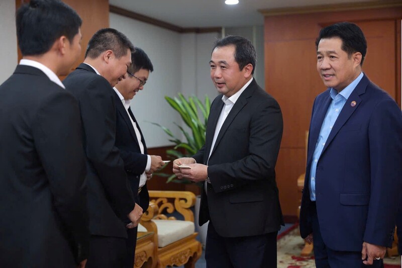 Bộ trưởng Trần Đức Thắng trao đổi cùng đại diện các Tập đoàn. Ảnh: Bộ NN&MT