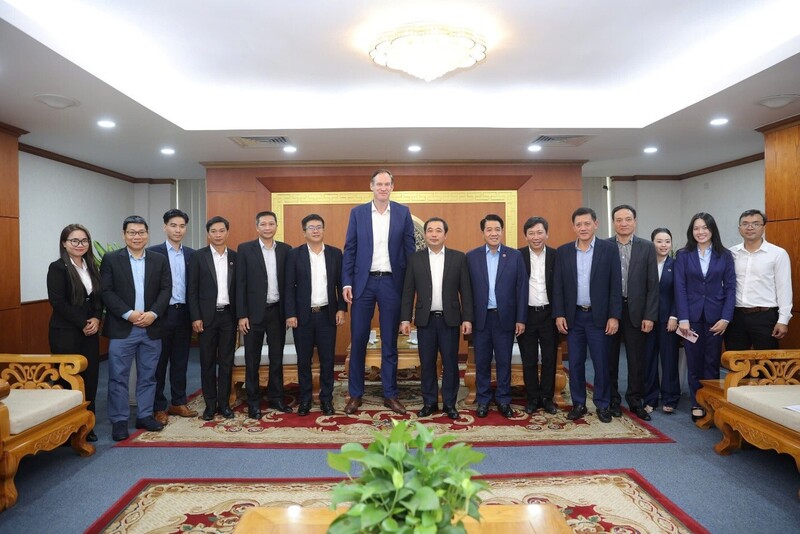 Bộ trưởng Trần Đức Thắng chụp ảnh lưu niệm cùng đại diện các Tập đoàn. Ảnh: Bộ NN&MT