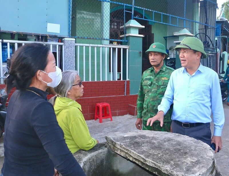 Chủ tịch UBND tỉnh Phạm Anh Tuấn (bên phải) trực tiếp vận động người dân xã Phù Mỹ Bắc di dời đến nơi an toàn để tránh bão. Ảnh: Quang Tấn