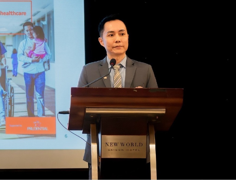 Ông Steven Chan - Giám đốc Quan hệ Chính phủ và Chính sách Tập đoàn Prudential, trình bày báo cáo Beyond Coverage trong khuôn khổ Hội nghị Thượng đỉnh Doanh nghiệp Anh – Việt 2025.