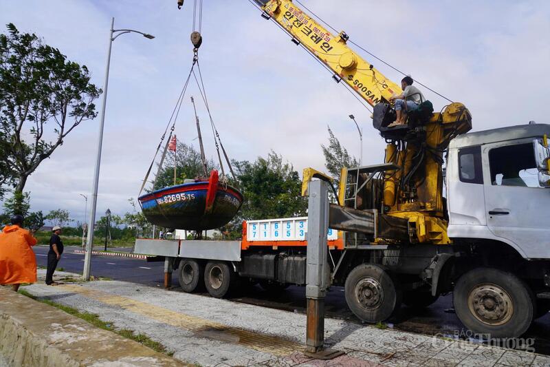 Di chuyển các thuyền thúng nhỏ ngoài biển vào bờ