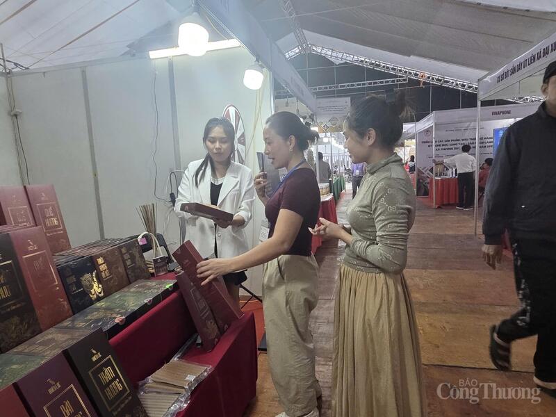 Bà Nguyễn Thị Ngọc Mai (ở giữa) -  Giám đốc Công ty Cổ phần Nhiên Lạc Việt chuyên sản xuất hương và các dòng thảo mộc tự nhiên.