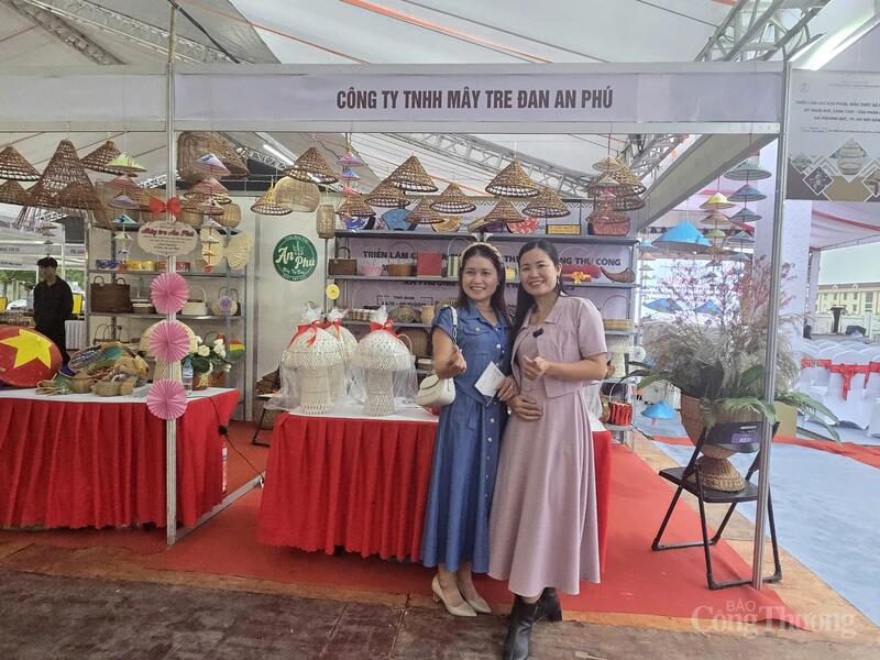 Du khách thích thú chụp ảnh tại triển lãm.